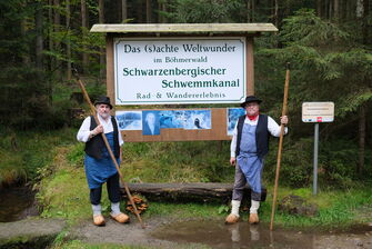 Zwei Schwemmer stehen vor einer Überischtstafel. (Vergrößerte Ansicht)